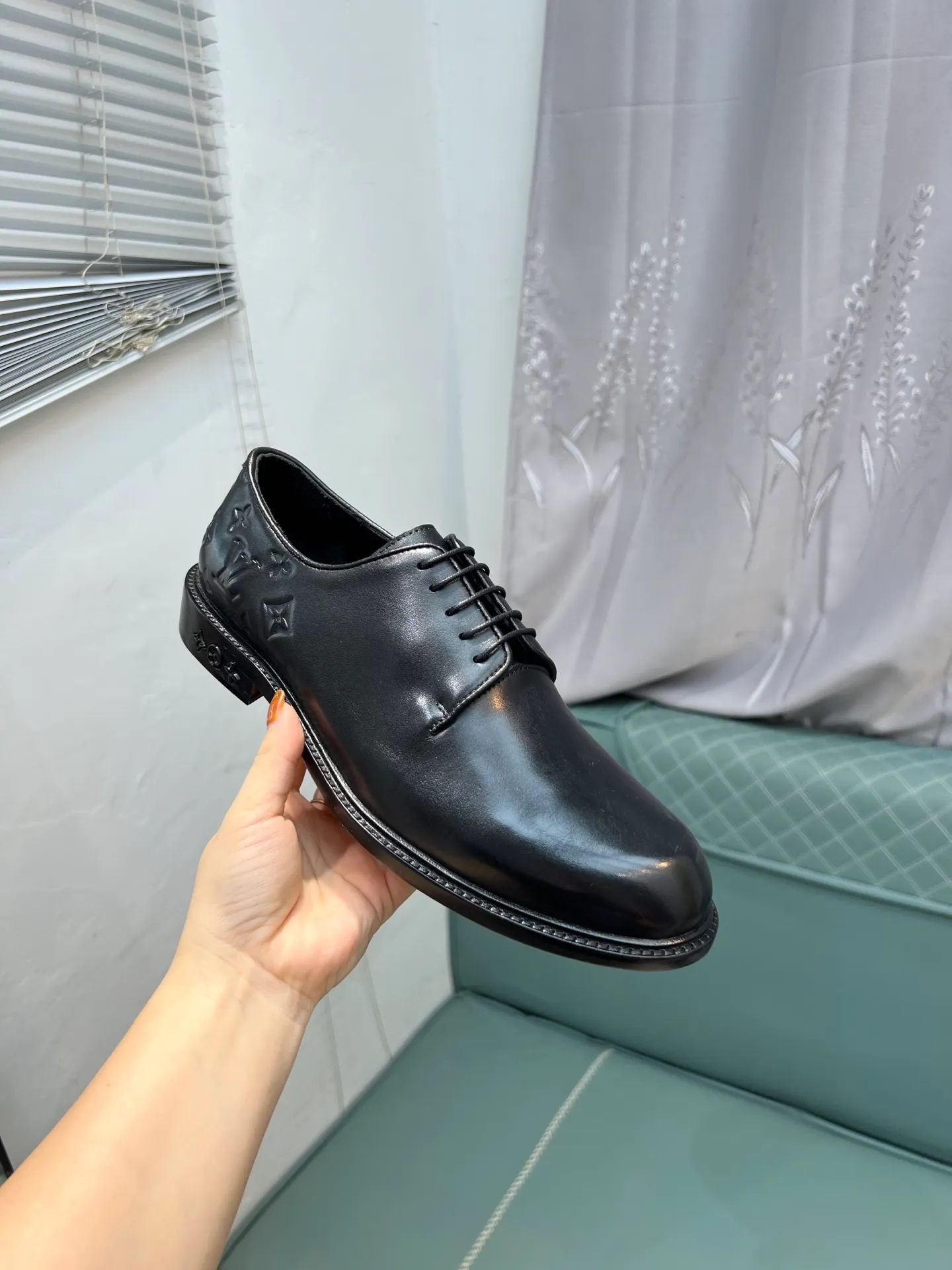 Men's shoes 💰1020 LV top luxury brand, high-quality men's business formal leather shoes, imported genuine leather soles! Customized imported leather, the first layer of open-edge beaded lacquered cowhide, the texture is incomparable, the imported cowhide lining, high-end high-end shoes, don't miss it! size:39-44 (Male 38 45 46 customized)